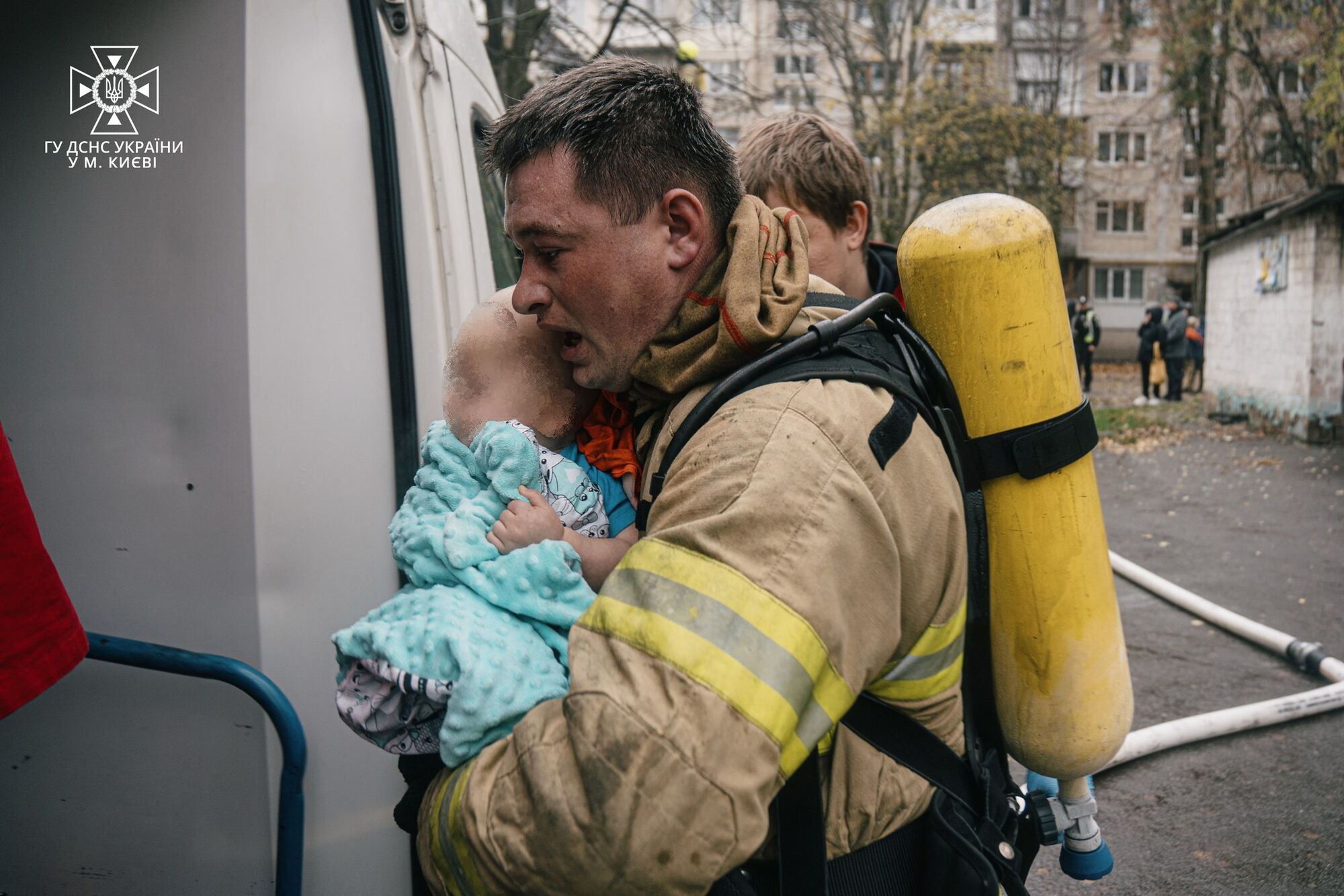 В Киеве во время пожара в квартире дома бойцы ГСЧС спасли младенца. Фото и видео