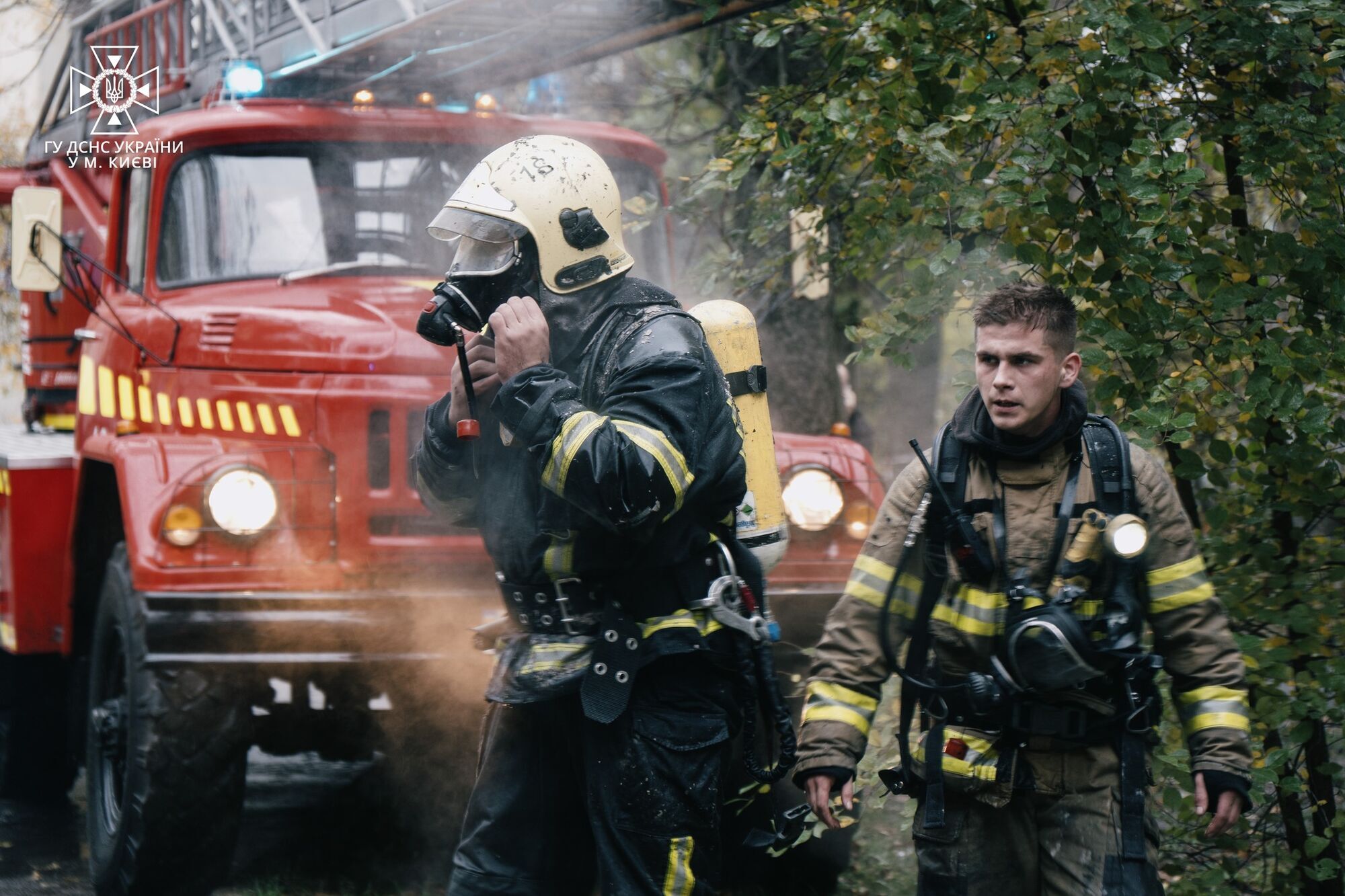 В Киеве во время пожара в квартире дома бойцы ГСЧС спасли младенца. Фото и видео