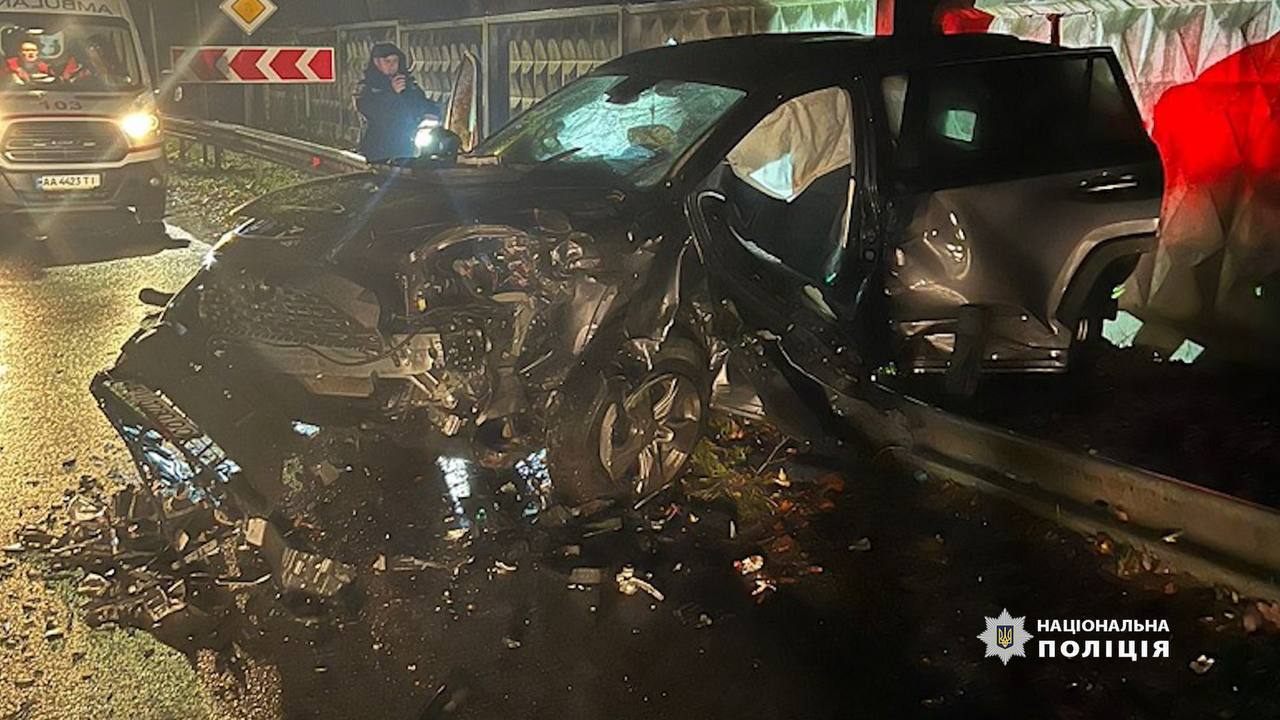 У Києві 20-річна п’яна водійка без посвідчення влаштувала аварію та втекла з місця ДТП: дві людини загинули. Фото