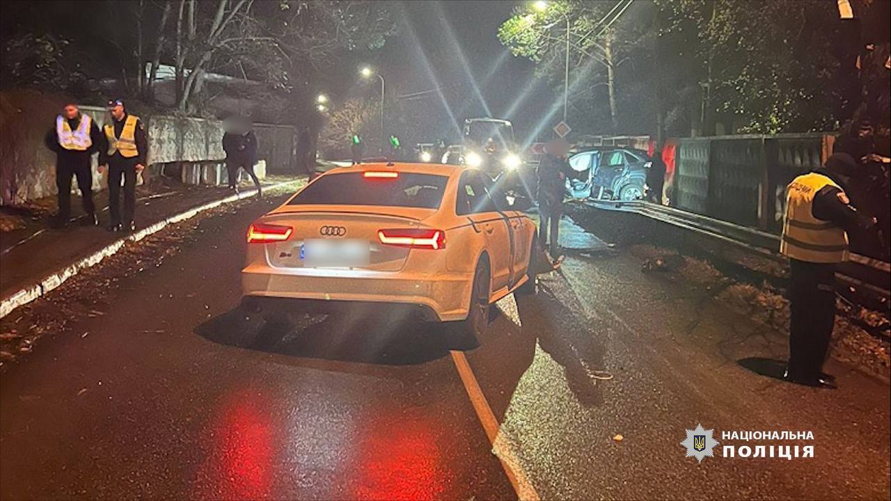 В Киеве 20-летняя пьяная водительница без прав устроила аварию и скрылась с места ДТП: два человека погибли. Фото