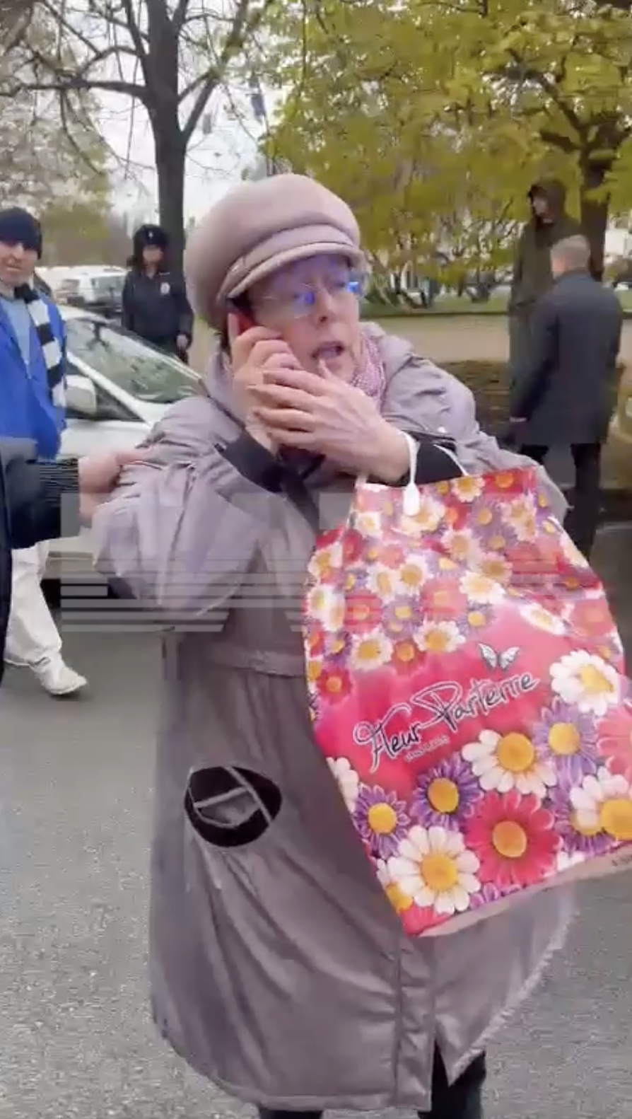 Кричала "Слава Украине!" В Петербурге пенсионерка подожгла автомобиль и пыталась сжечь себя. Видео