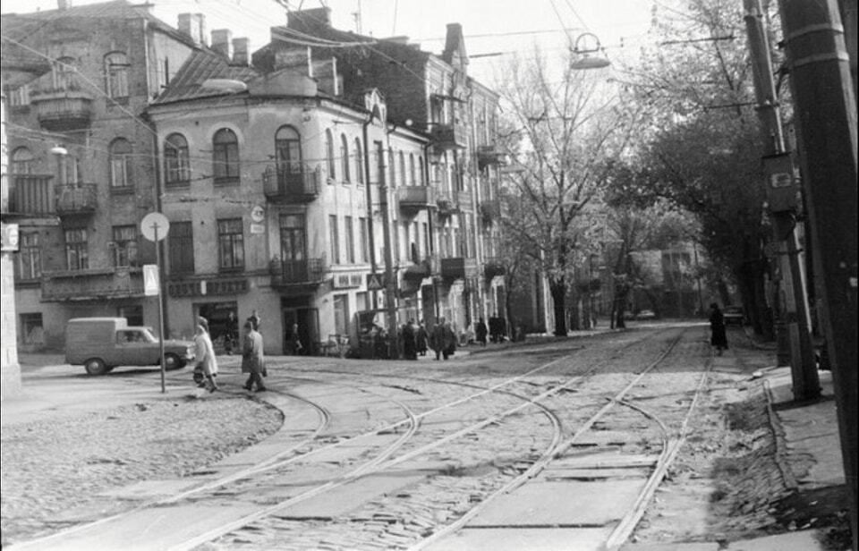 Була частиною легендарного Євбазу: в мережі показали, як мінялась вулиця Дмитрівська протягом 80 років. Фото