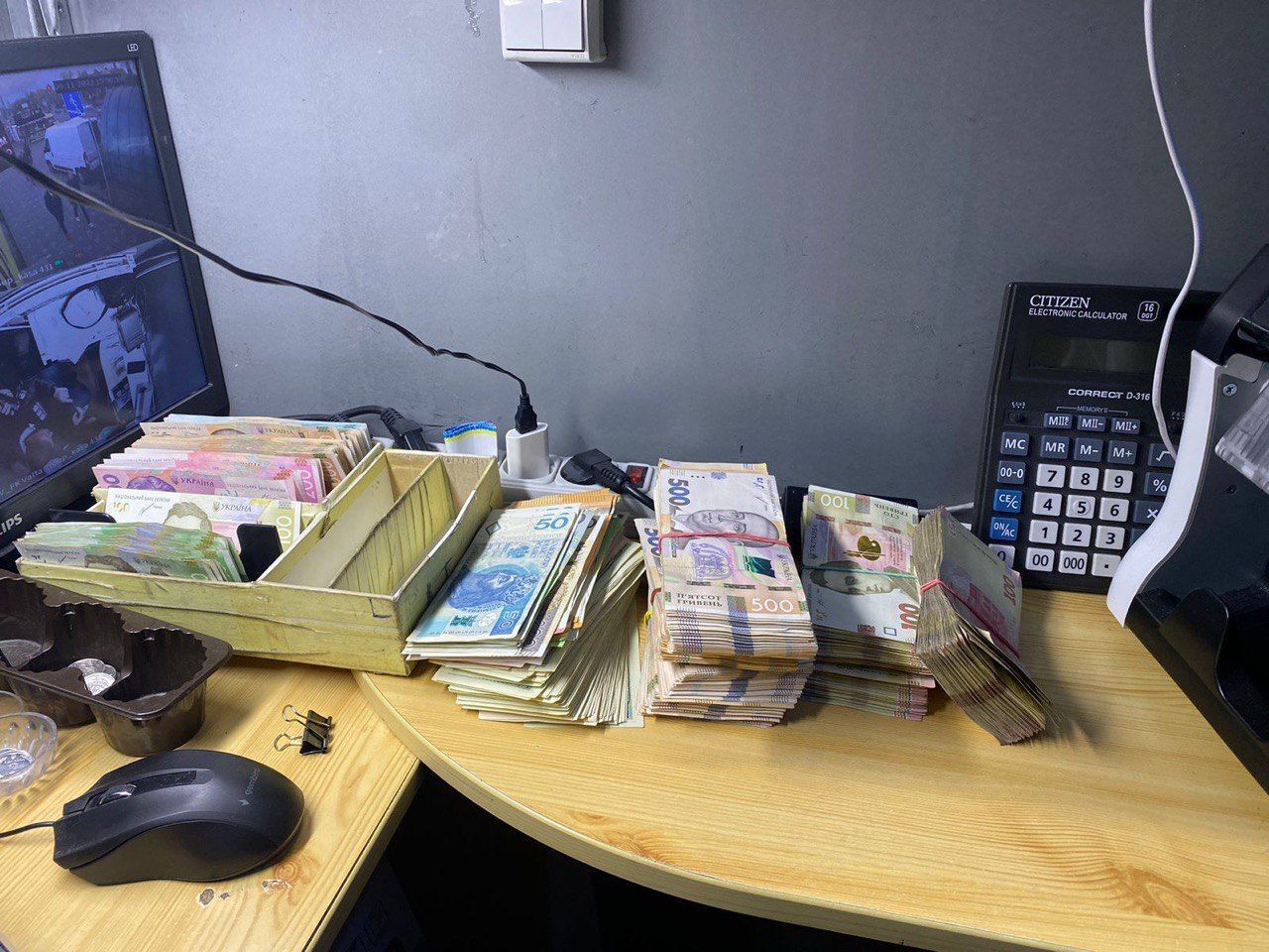 В Киеве разоблачили фейковые обменники, продававшие клиентам фальшивую валюту. Фото
