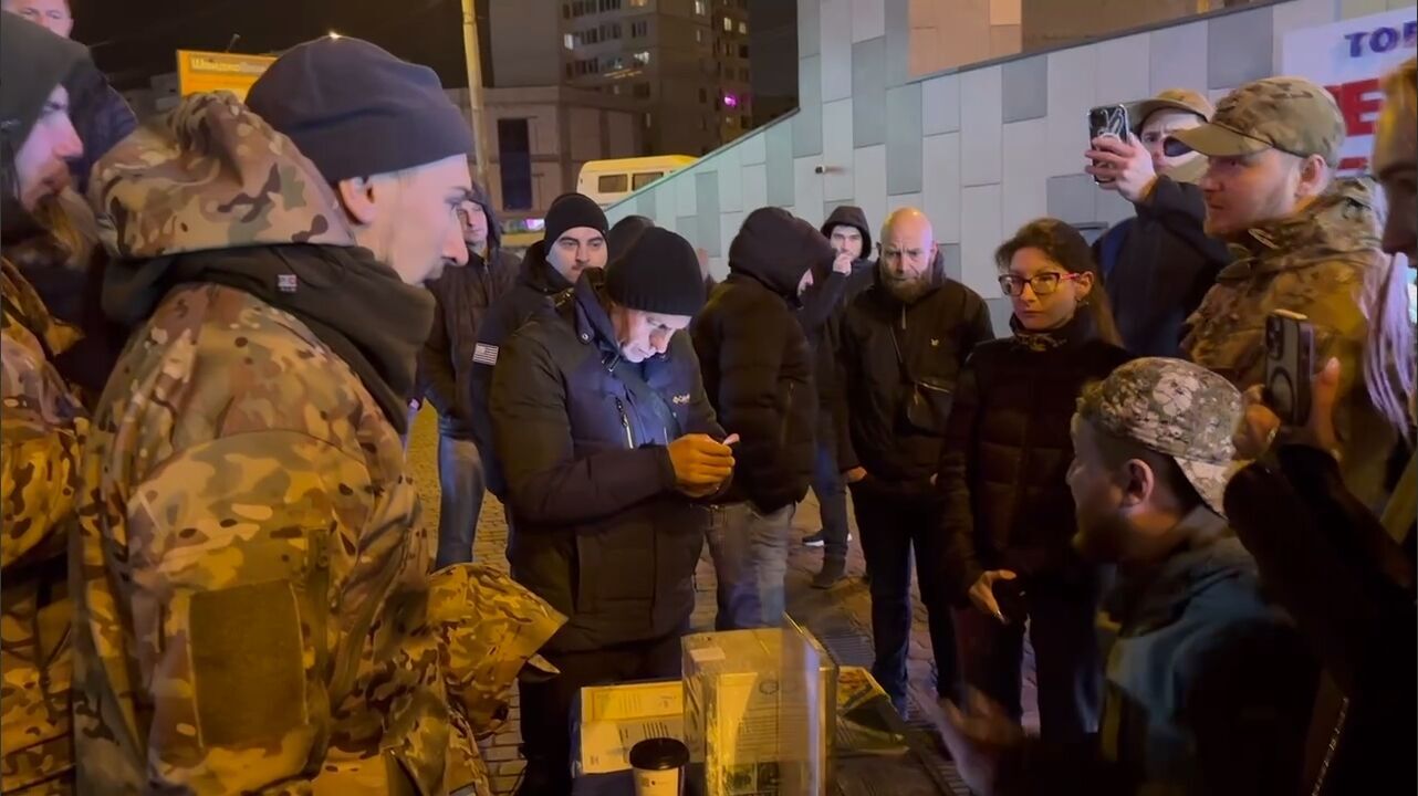 В Киеве на Оболони "волонтеры" собирали наличку якобы в помощь ВСУ: делом занялась полиция. Фото и видео