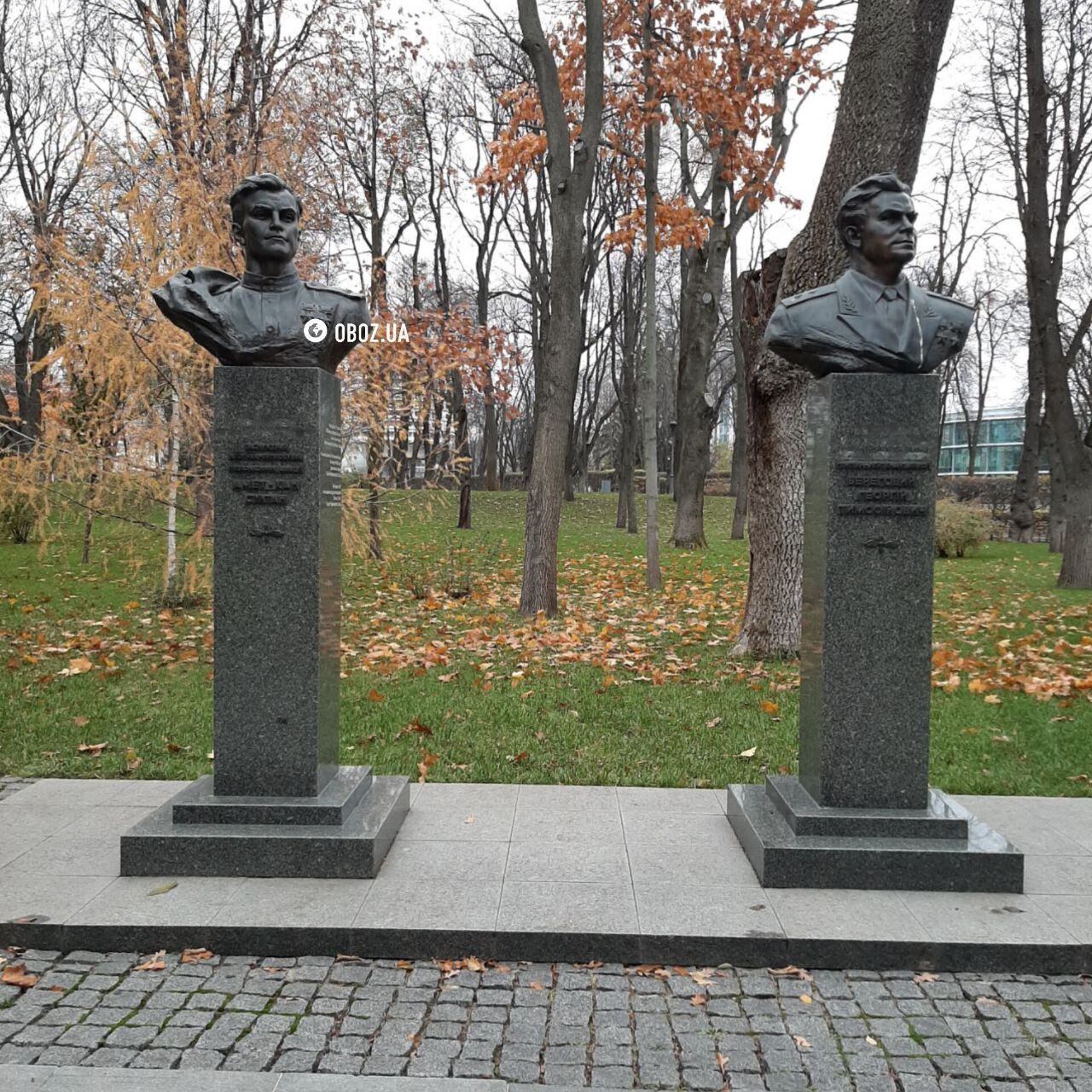 В столичном парке Вечной славы частично демонтировали информационные таблички с бюстов советских деятелей. Фото