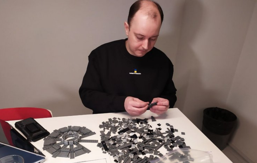 Максим Митякин создал конструктор монумента Родина-мать из деталей из других наборов Lego