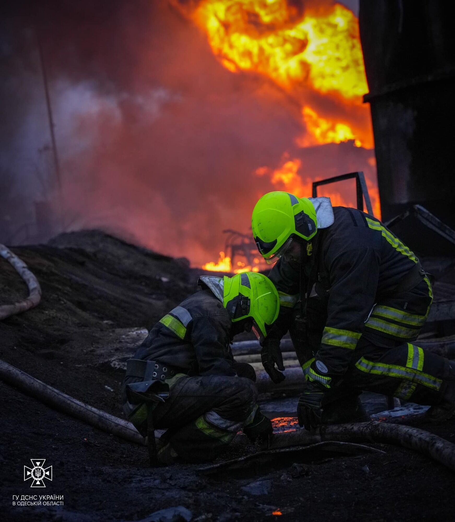 Оккупанты ночью атаковали Одесщину, есть прилет в объект энергоинфраструктуры: вспыхнул пожар. Фото