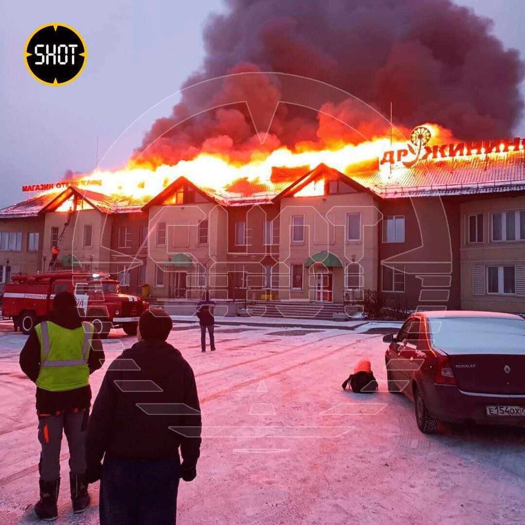 Під Єкатеринбургом спалахнула потужна пожежа, валить чорний дим. Фото і відео