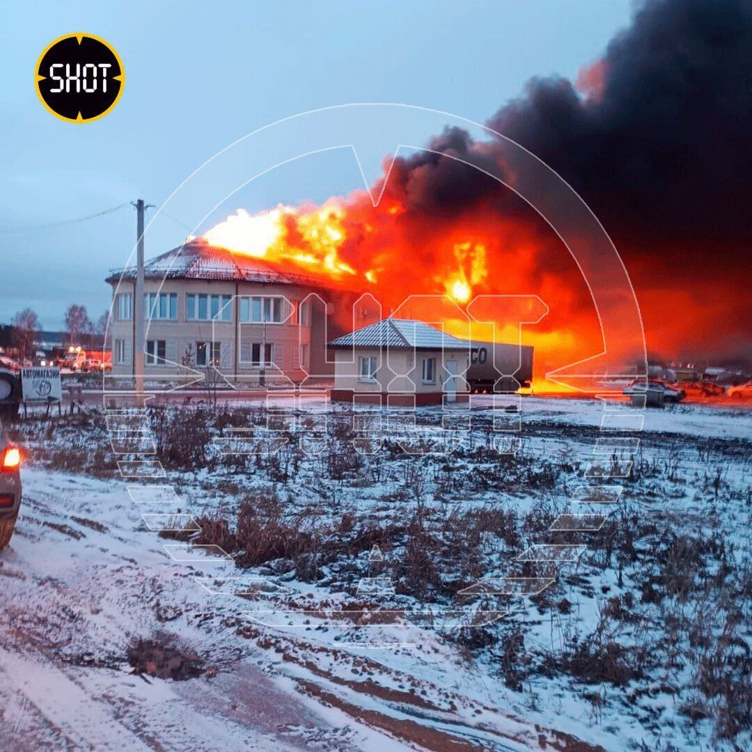 Под Екатеринбургом вспыхнул мощный пожар, валит черный дым. Фото и видео