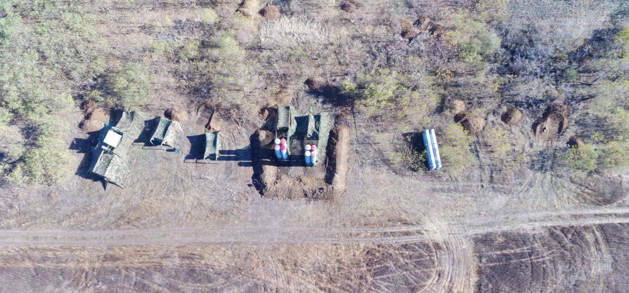 Окупанти облаштували позицію-приманку з макетами військової техніки. Фото