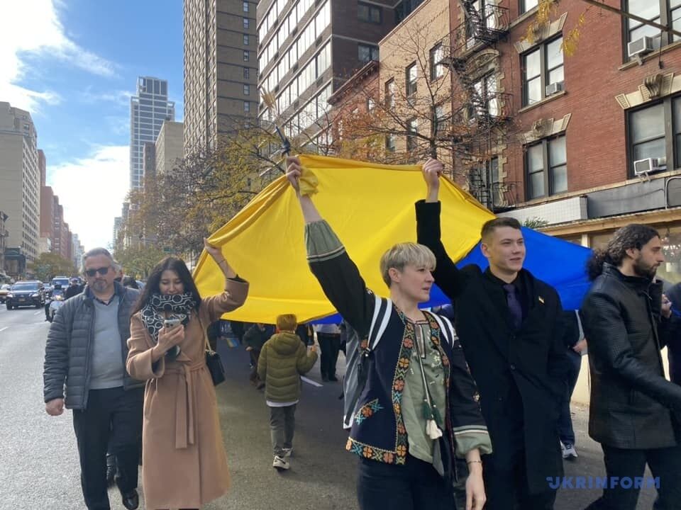 У Нью-Йорку пройшли заходи з вшанування пам'яті жертв Голодомору: зібрались сотні людей. Фото