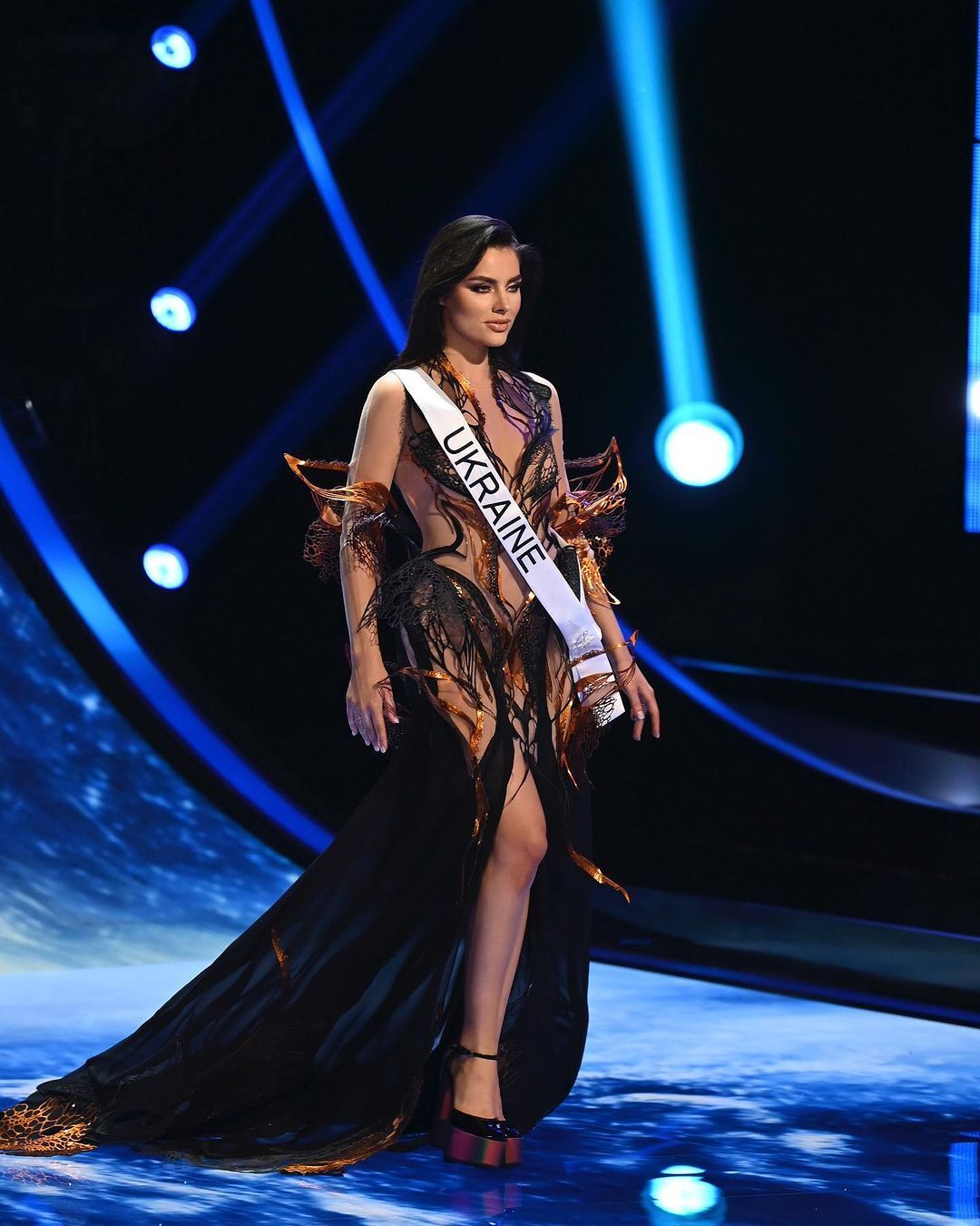  Ангеліна Усанова у фіналі "Міс Всесвіт 2023" вразила "космічною" сукнею з українським зоряним небом