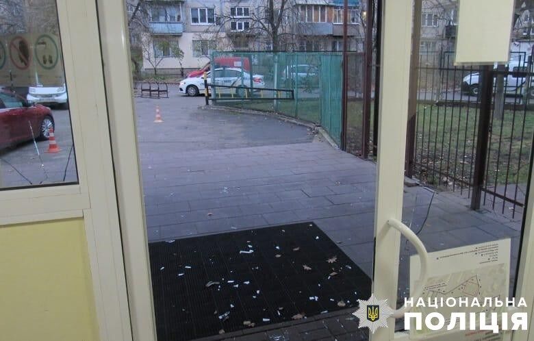 В Киеве рецидивист кирпичом разбил окно и стекло дверей админздания и ранил охранника. Фото