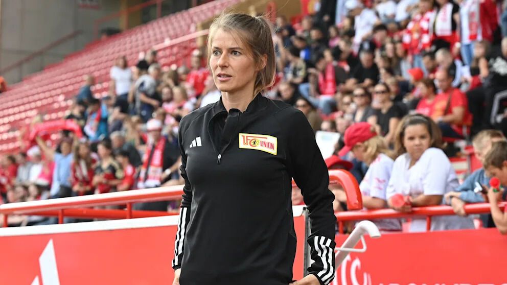 Впервые в истории. Немецкая красавица стала тренером мужского футбольного клуба в Бундеслиге. Фото