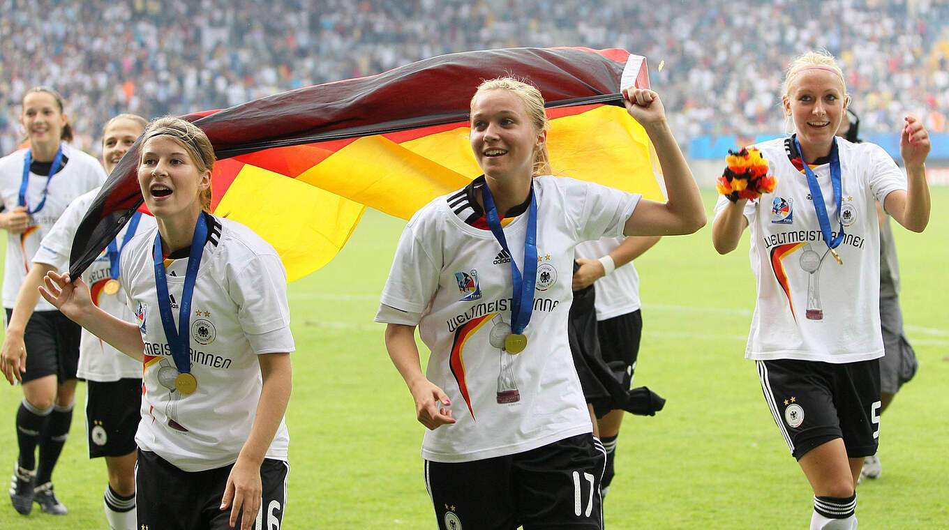Впервые в истории. Немецкая красавица стала тренером мужского футбольного клуба в Бундеслиге. Фото