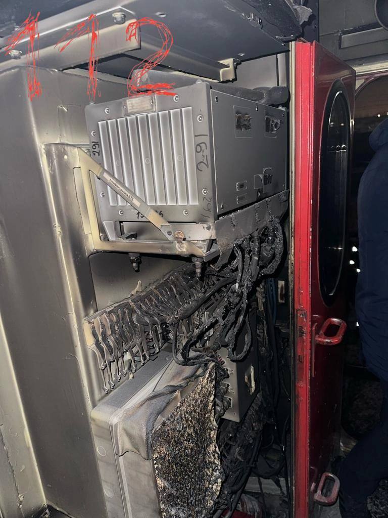 В российской Тюмени неизвестные подожгли электровоз прямо в депо: фото и видео