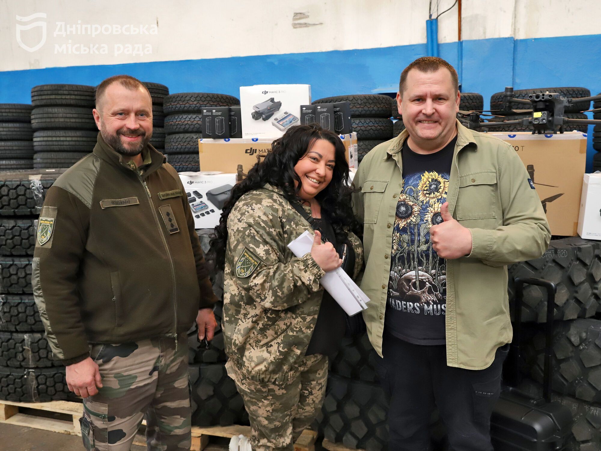 Дроны и сотни шин для автомобилей: Днепр доставил на фронт очередную партию оборудования на еще почти 7 млн грн