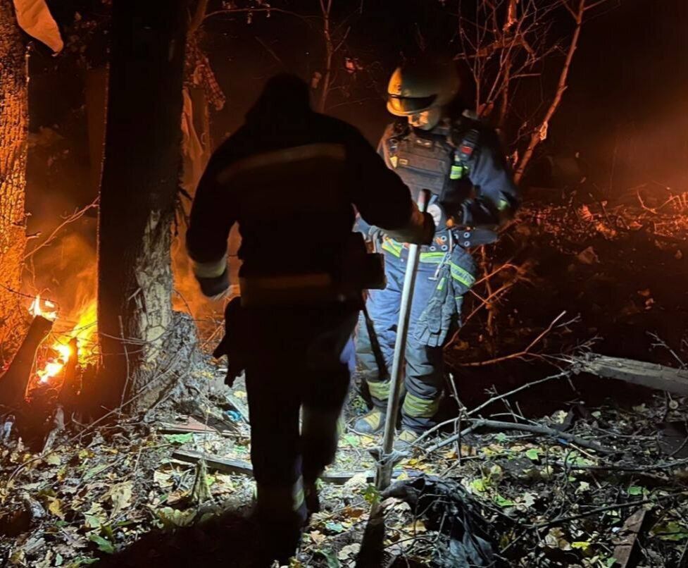 На Дніпропетровщині вночі збили ворожу ракету: через падіння уламків виникла пожежа. Фото