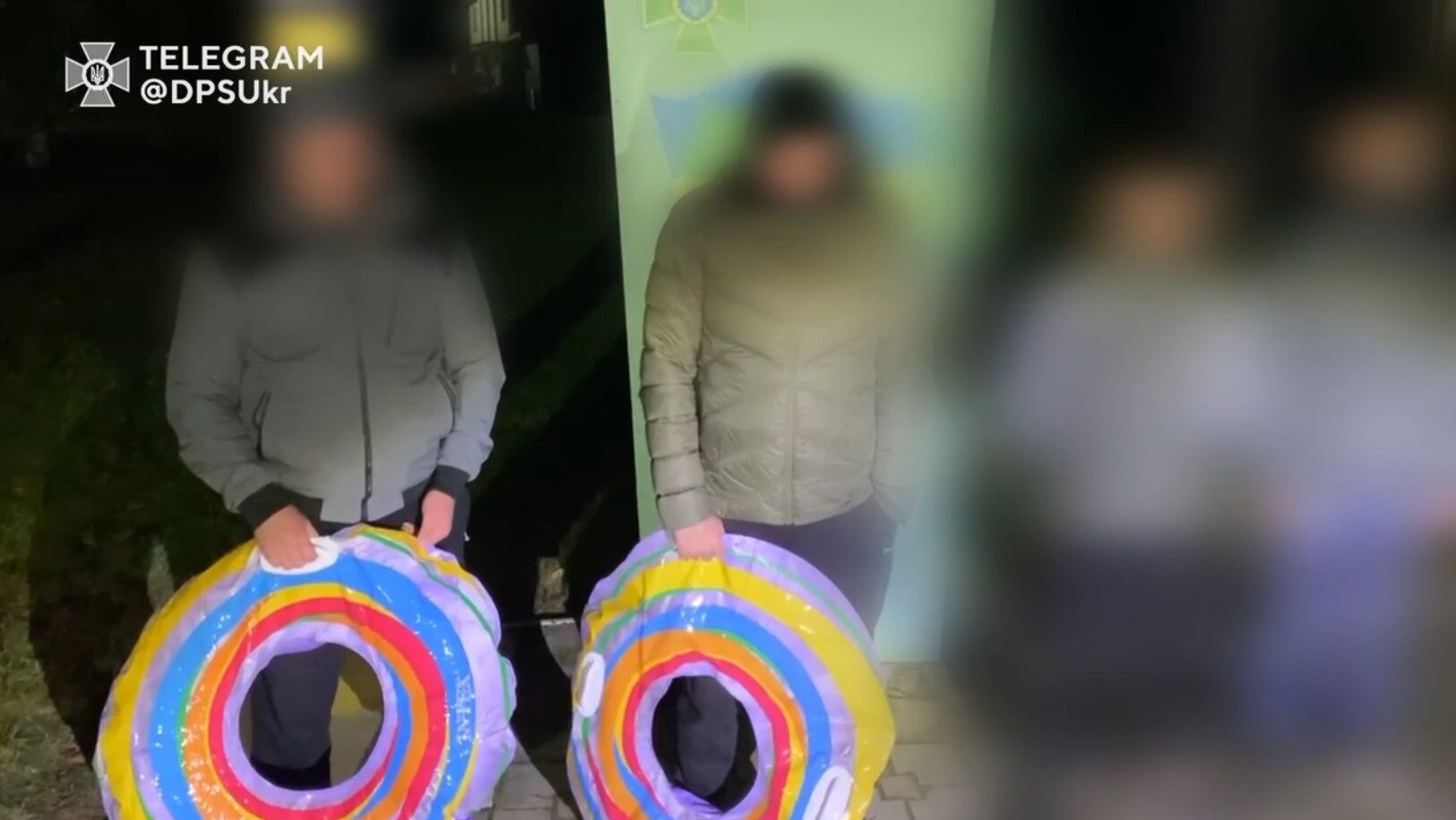 Двоє чоловіків на надувних "пончиках" збиралися дістатися до Румунії, але потрапили в руки прикордонників. Відео