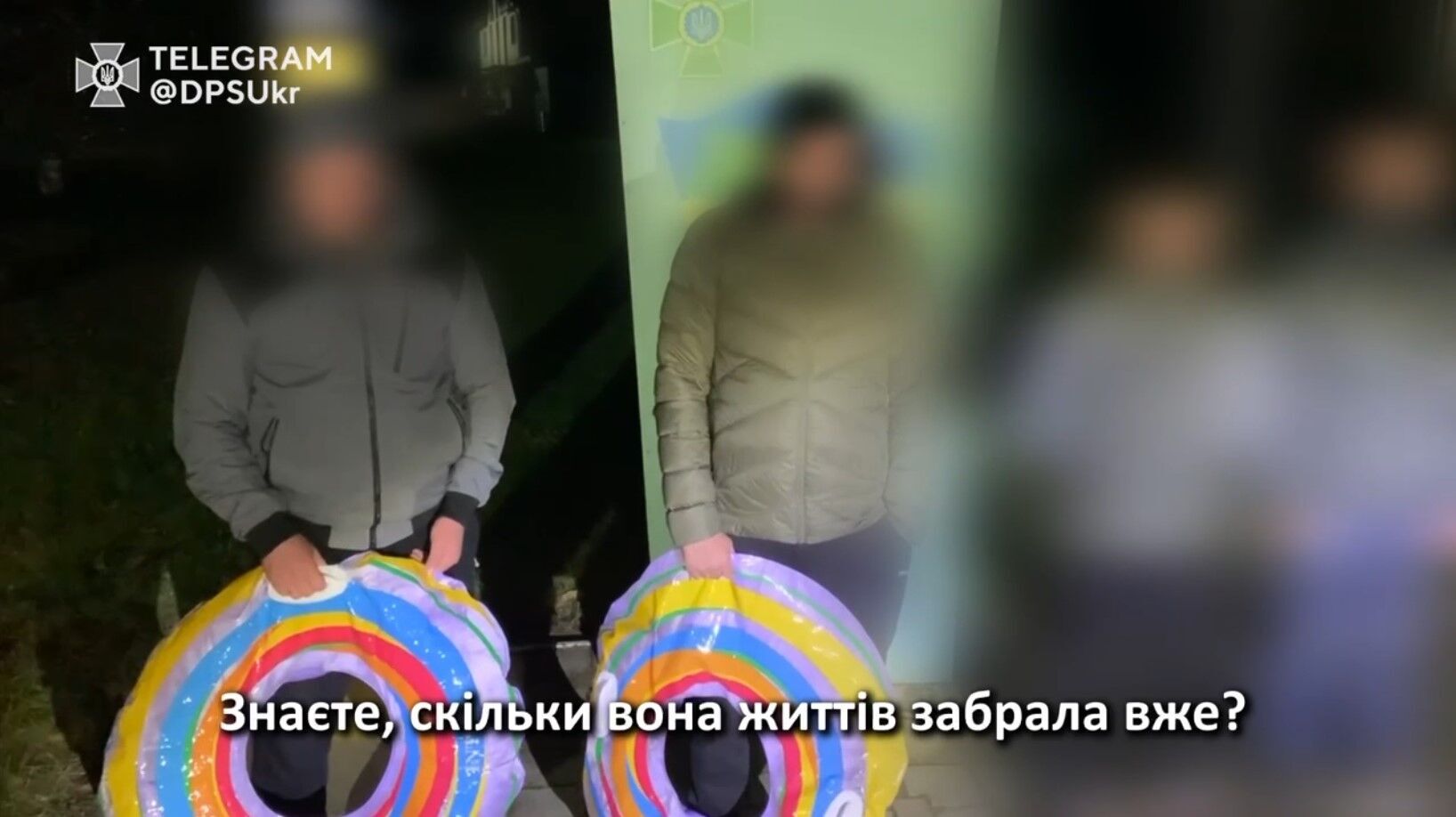 Двое мужчин на надувных "пончиках" собирались добраться до Румынии, но попали в руки пограничников. Видео