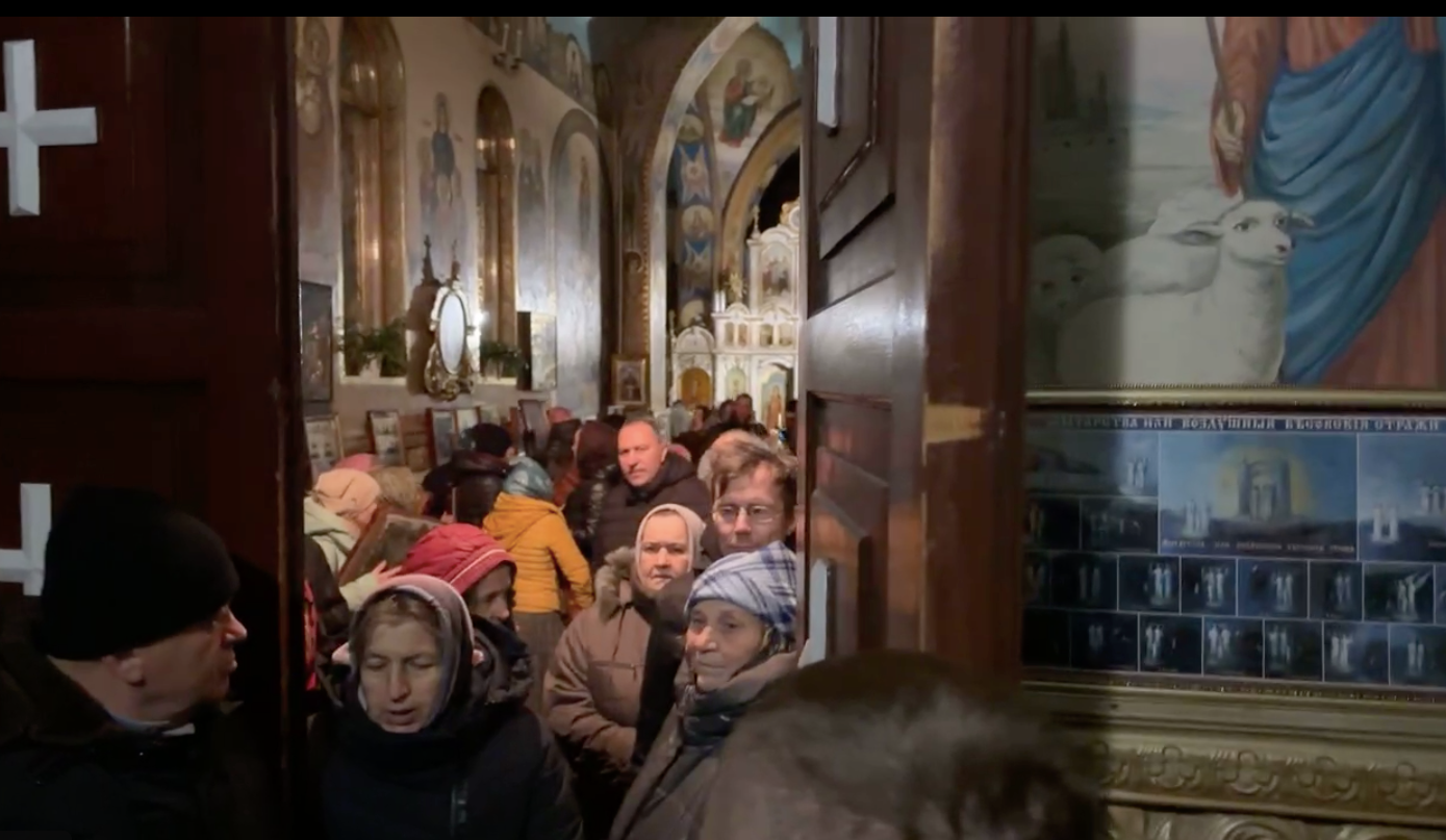 У Бородянці активісти і військові звільнили від УПЦ МП храм, де під час окупації була тюрма. Відео