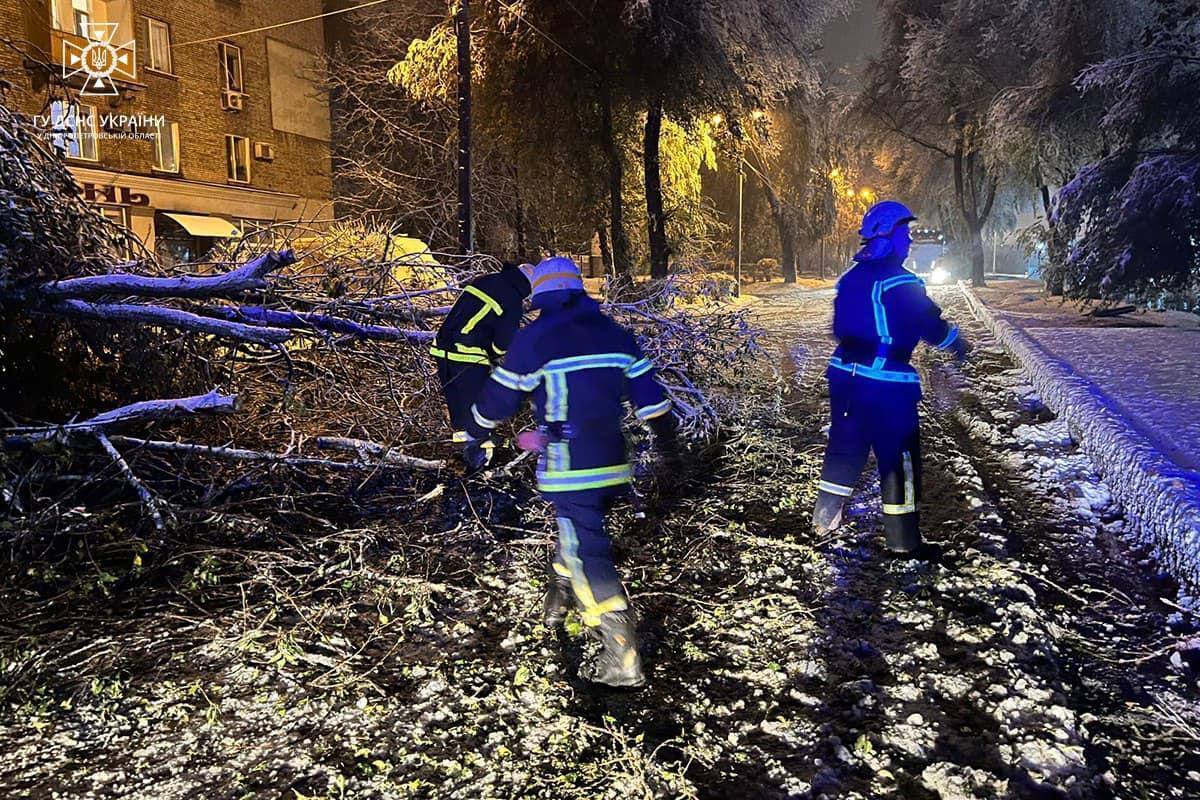 Негода у Дніпропетровській області повалила дерева.