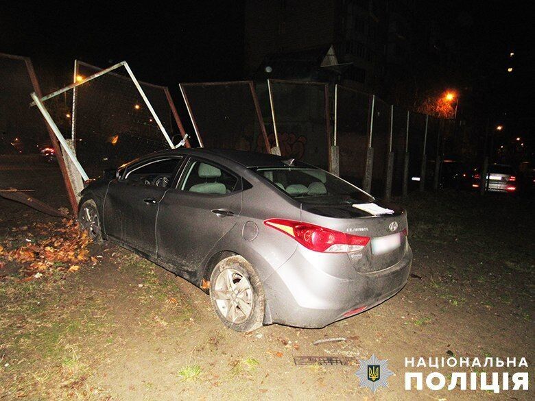 У Києві водійка-порушниця ПДР, тікаючи від поліції, протаранила огорожу стадіону: в авто знайшли наркотики. Фото і відео