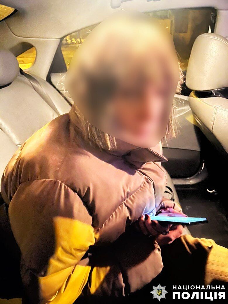 В Киеве водитель-нарушительница ПДД, пытаясь скрыться от полиции, протаранила забор стадиона: в авто нашли наркотики. Фото и видео