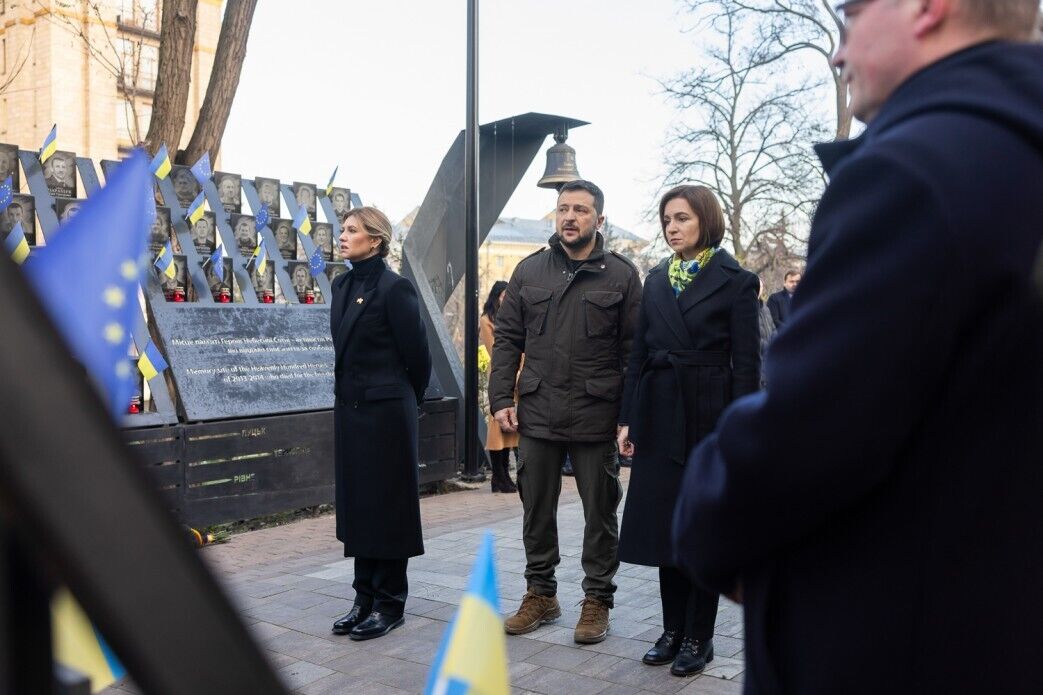 Президентка Молдови приїхала до Києва: разом із Зеленським та його дружиною вони вшанували пам’ять загиблих під час Революції Гідності. Фото