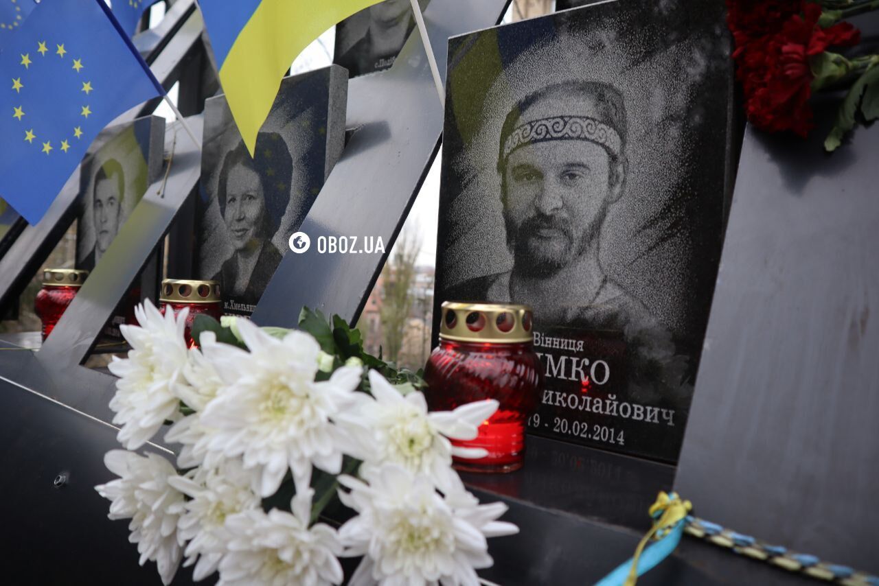 Люди несуть квіти та запалюють свічки: у Києві вшанували героїв, які загинули під час Революції Гідності. Фото