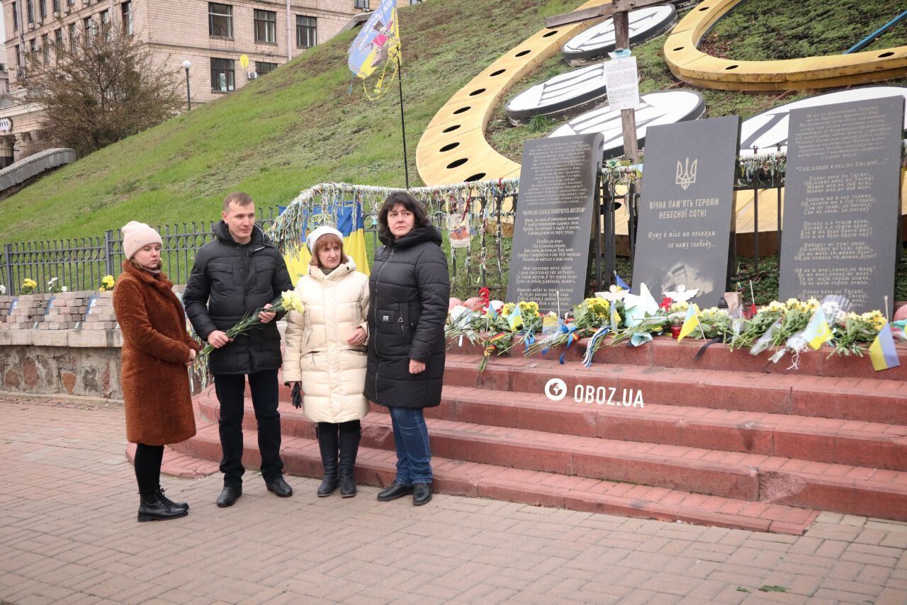 Люди несуть квіти та запалюють свічки: у Києві вшанували героїв, які загинули під час Революції Гідності. Фото