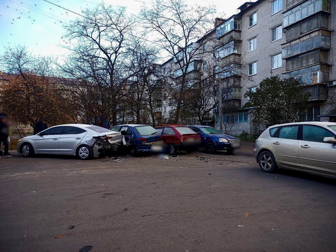 Під Києвом п’яний водій під час комендантської години протаранив 5 припаркованих авто. Фото
