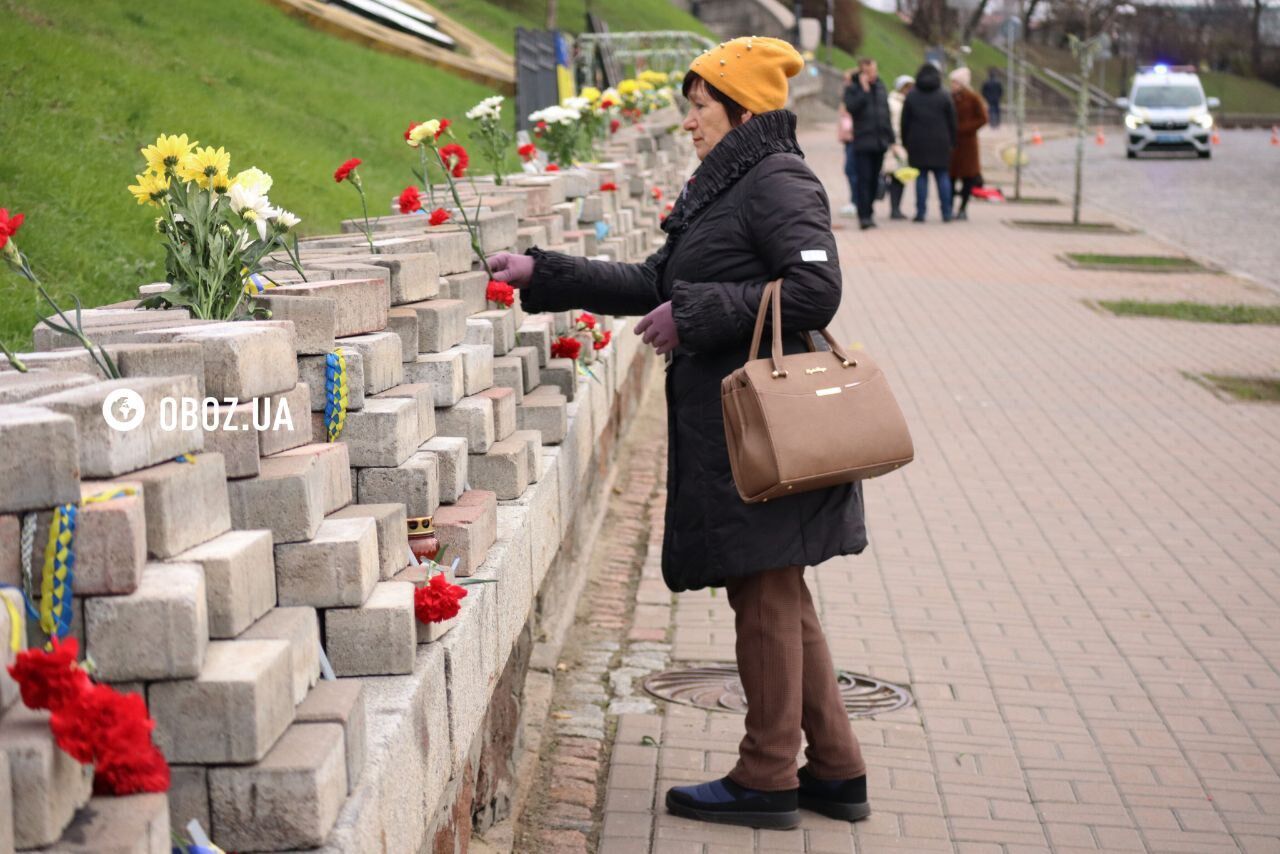 Люди несуть квіти та запалюють свічки: у Києві вшанували героїв, які загинули під час Революції Гідності. Фото