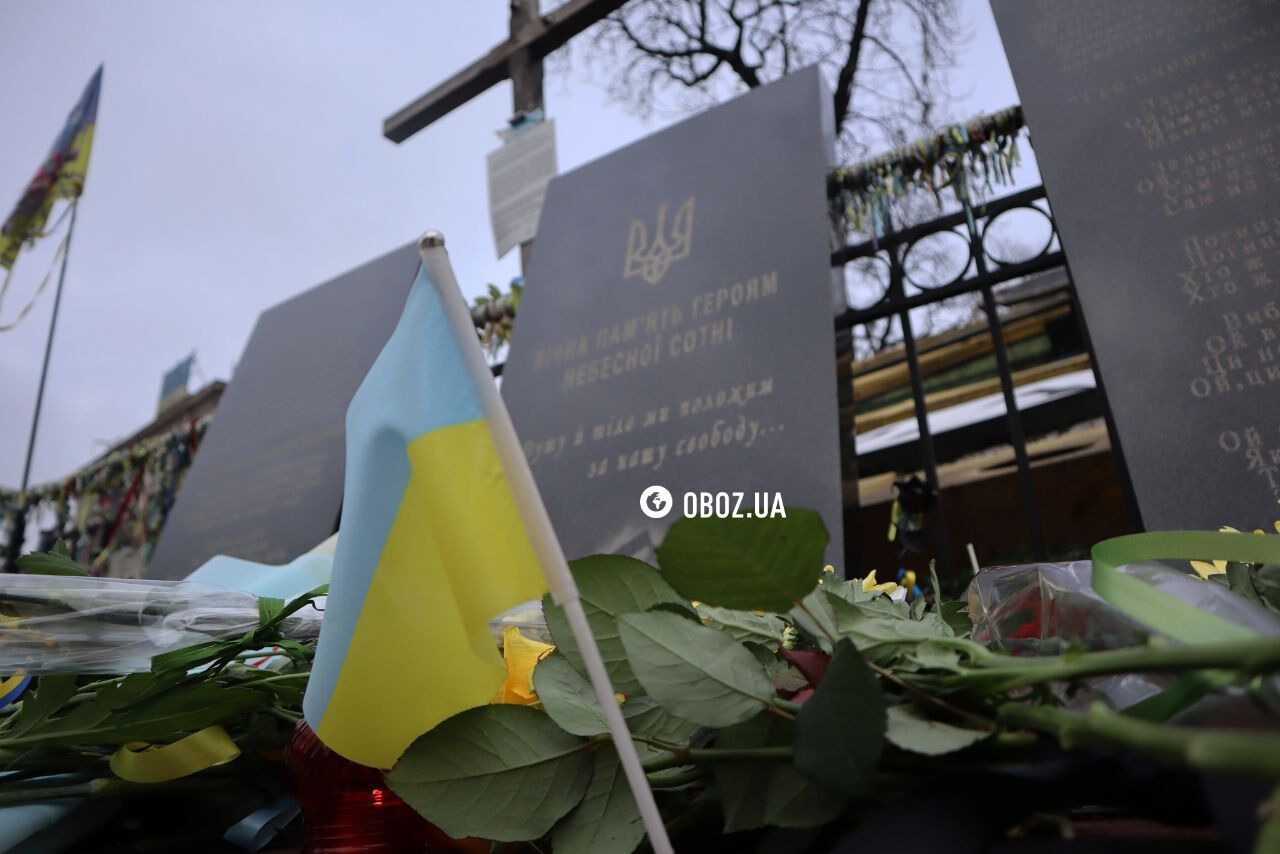 Люди несуть квіти та запалюють свічки: у Києві вшанували героїв, які загинули під час Революції Гідності. Фото