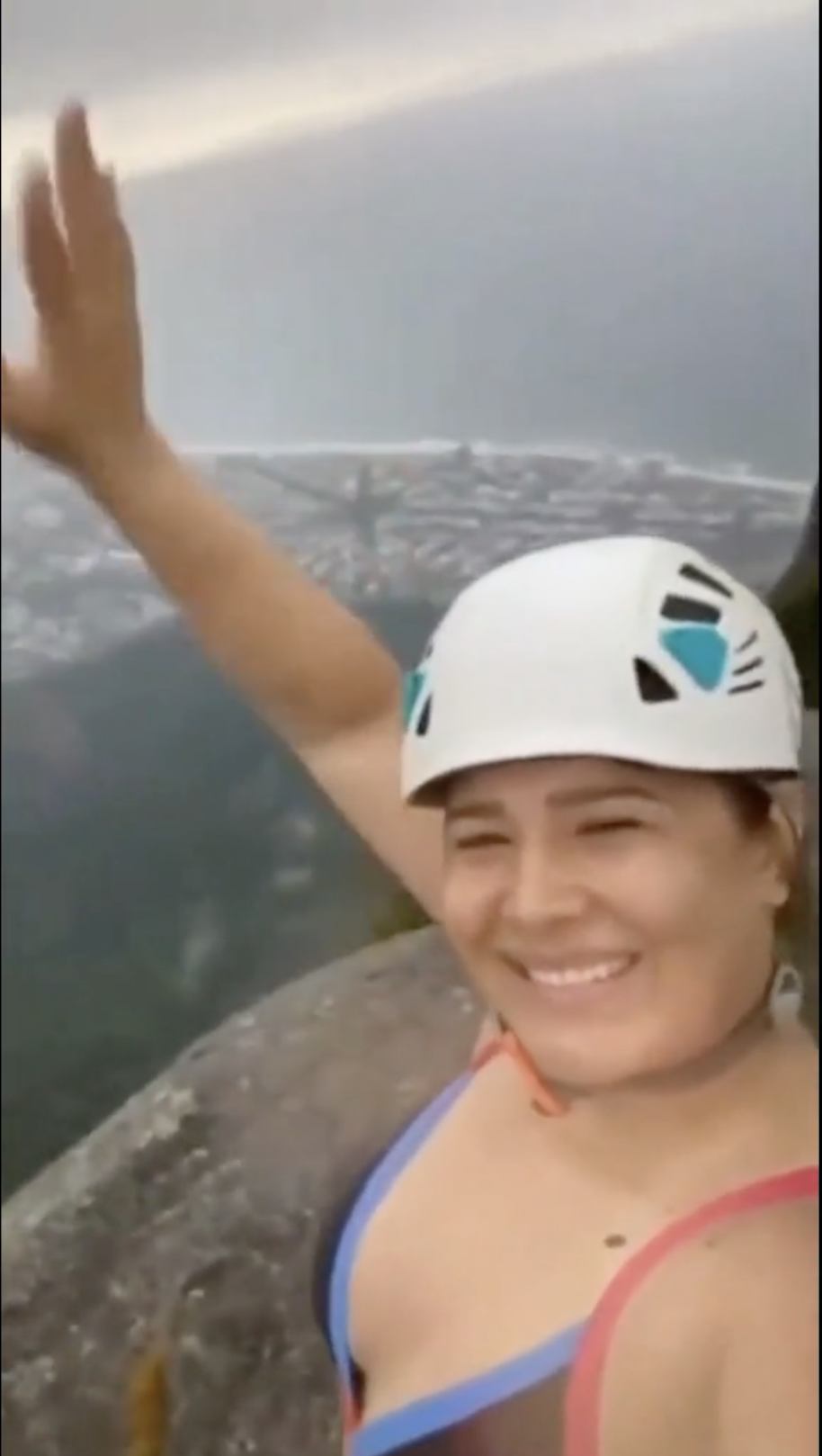 36-річний екскурсовод загинув від удару блискавки на вершині скелі: туристка випадково зняла на відео його останні моменти життя