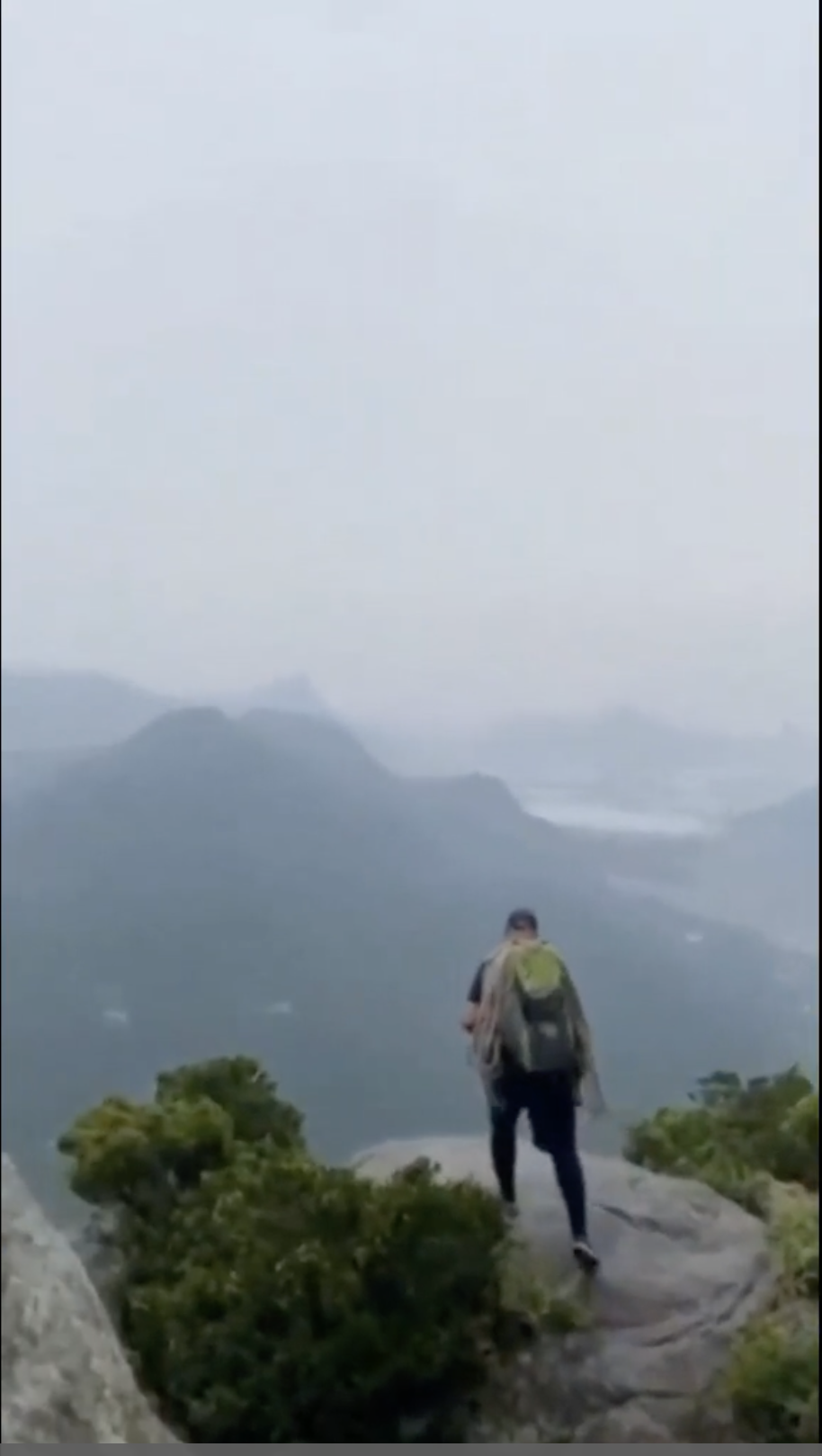 36-річний екскурсовод загинув від удару блискавки на вершині скелі: туристка випадково зняла на відео його останні моменти життя