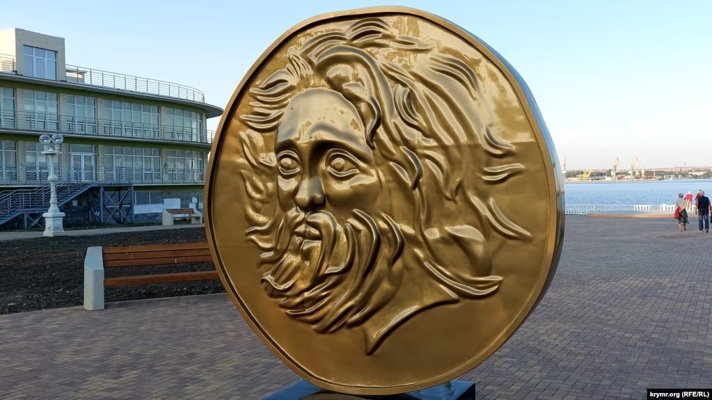 Виявився з пінопласту й пластмаси: в Керчі шторм зруйнував пам'ятник, на який окупанти витратили більш як мільйон рублів. Фото