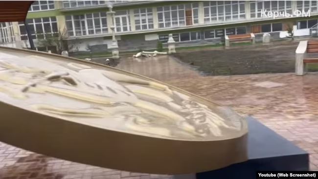 Виявився з пінопласту й пластмаси: в Керчі шторм зруйнував пам'ятник, на який окупанти витратили більш як мільйон рублів. Фото