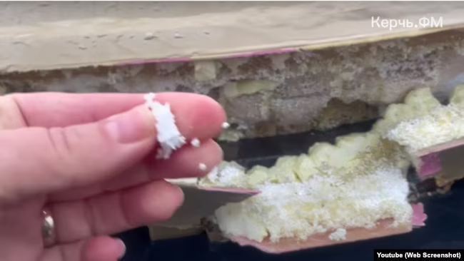 Виявився з пінопласту й пластмаси: в Керчі шторм зруйнував пам'ятник, на який окупанти витратили більш як мільйон рублів. Фото