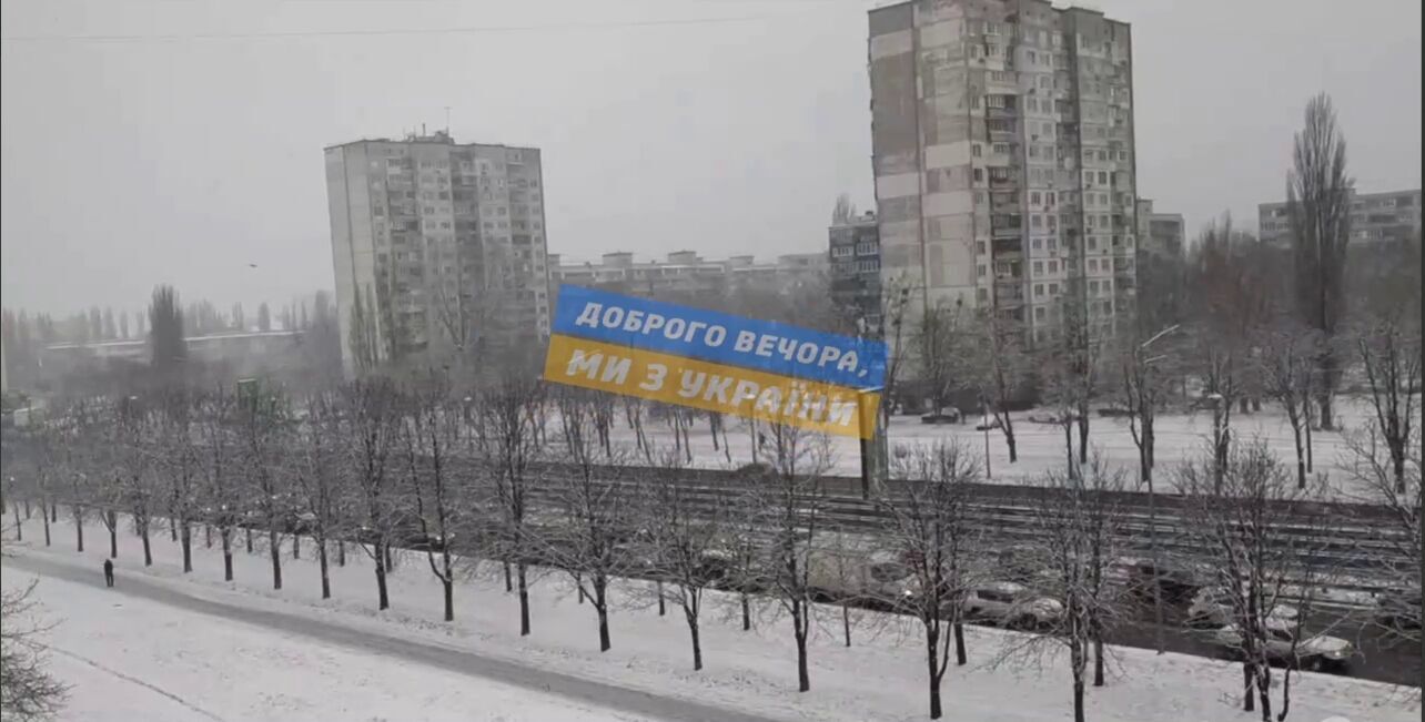 У Києві снігопад спровокував великі затори та ДТП: дороги чистять понад 450 одиниць техніки. Фото і відео dqdiqhiqdkidzxant