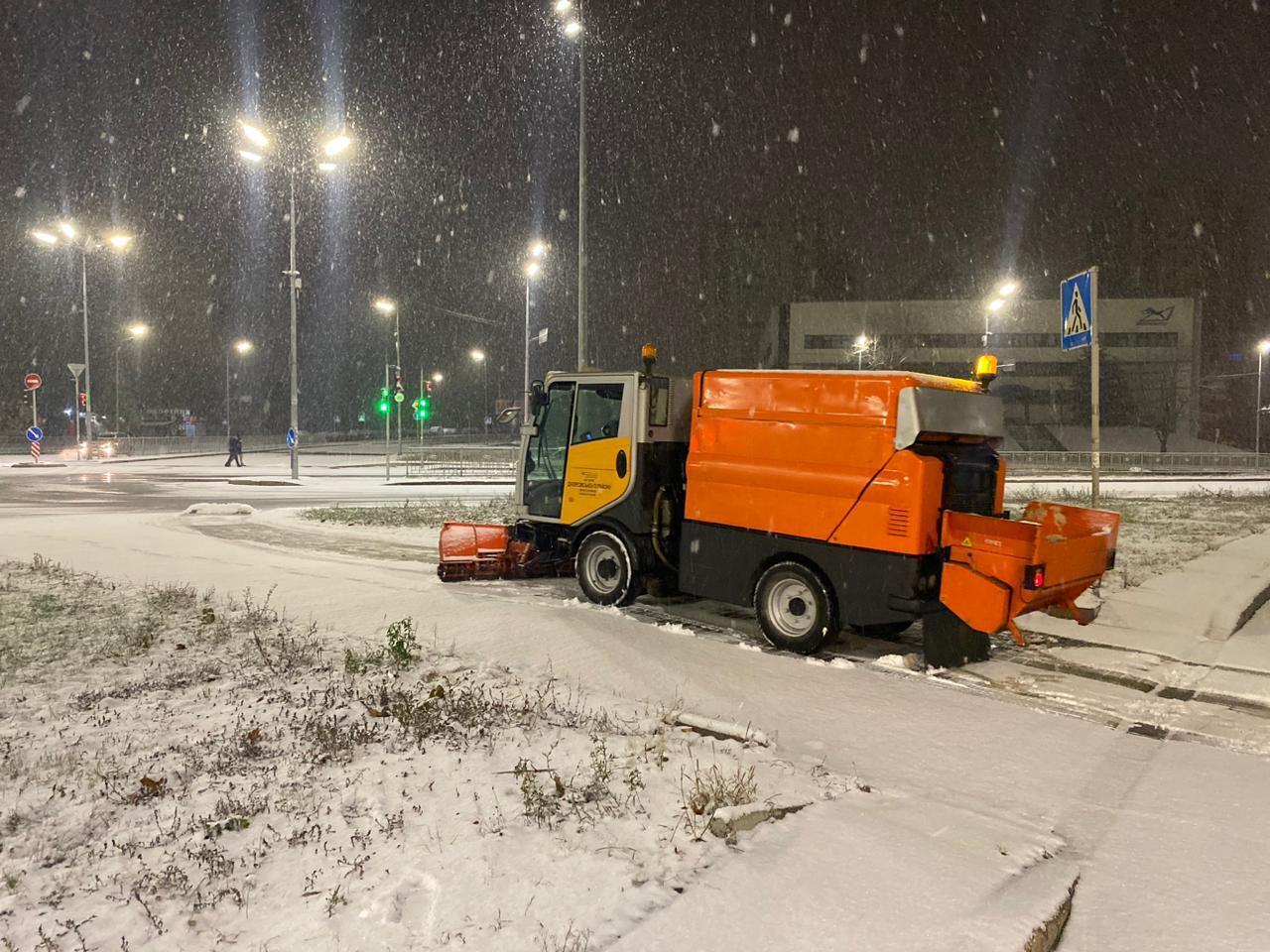 В Киеве снегопад спровоцировал большие пробки: утром в столице произошло 13 ДТП. Фото и видео