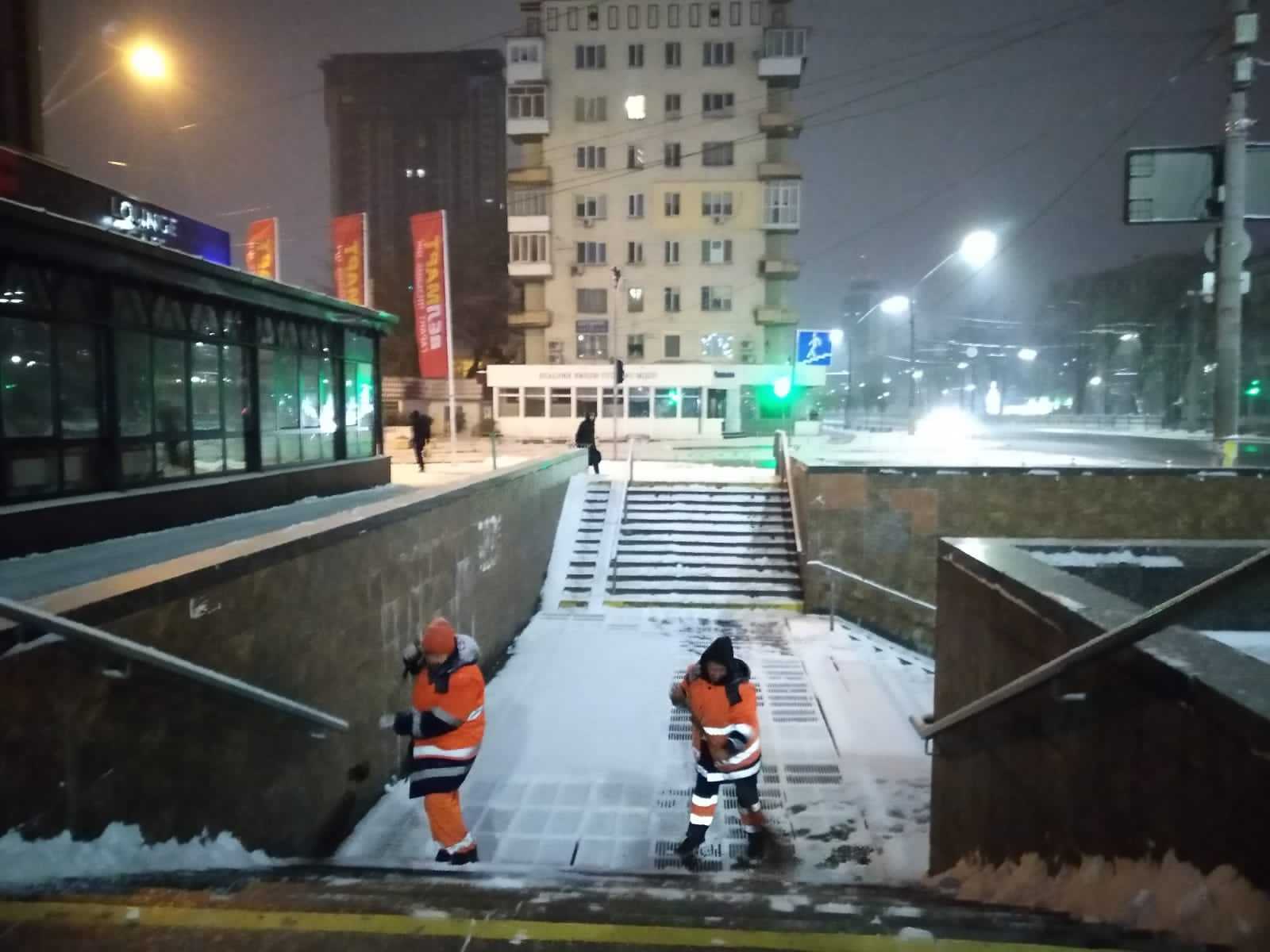 У Києві снігопад спровокував великі затори та ДТП: дороги чистять понад 450 одиниць техніки. Фото і відео