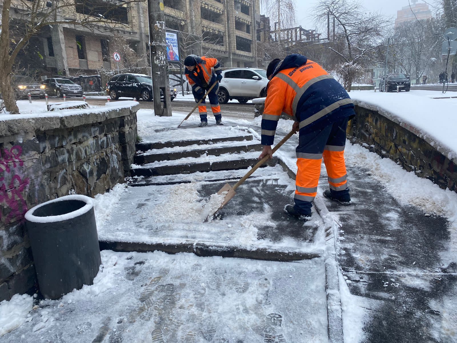 В Киеве снегопад спровоцировал большие пробки: утром в столице произошло 13 ДТП. Фото и видео