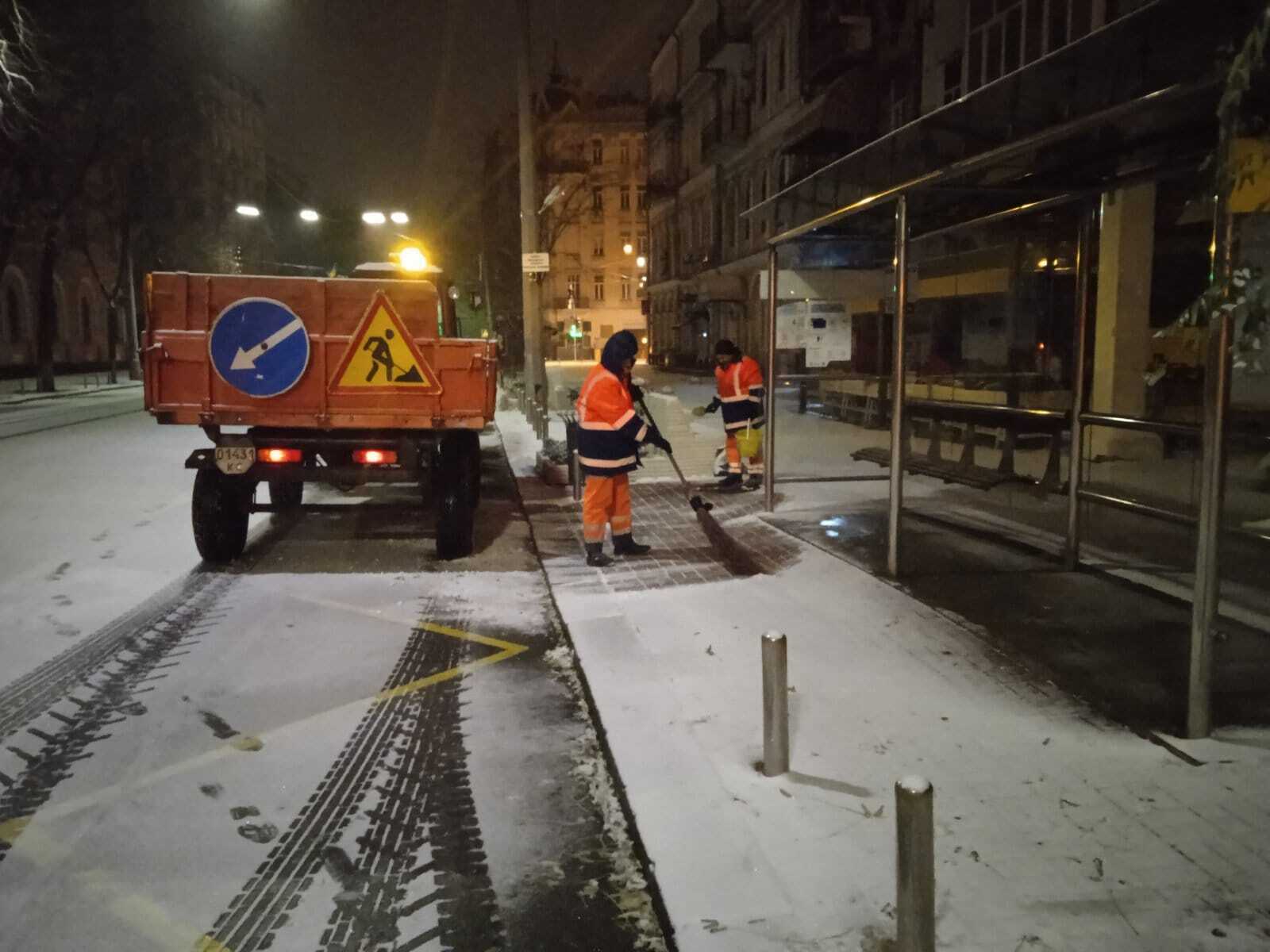 У Києві снігопад спровокував великі затори та ДТП: дороги чистять понад 450 одиниць техніки. Фото і відео