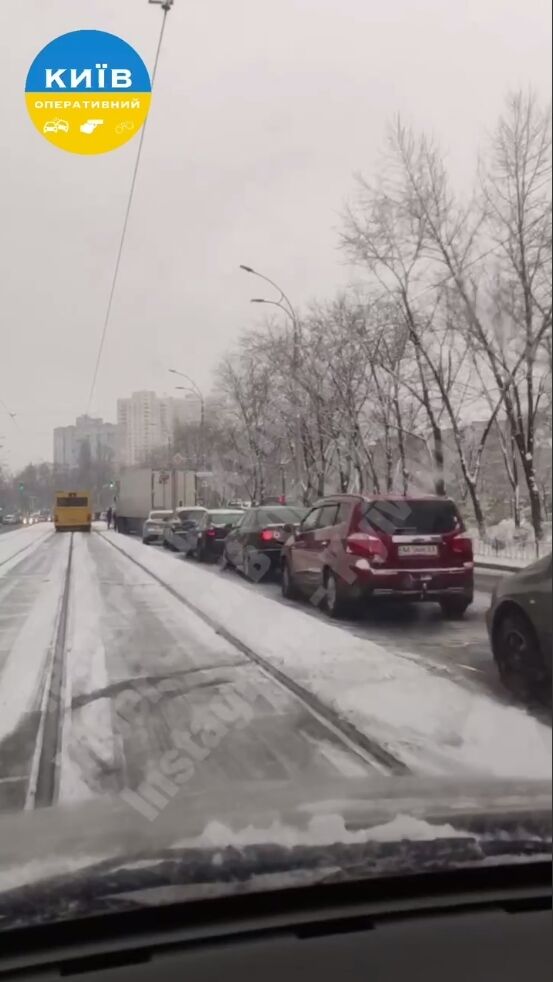 В Киеве снегопад спровоцировал большие пробки: утром в столице произошло 13 ДТП. Фото и видео