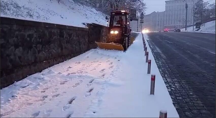 В Киеве снегопад спровоцировал большие пробки: утром в столице произошло 13 ДТП. Фото и видео