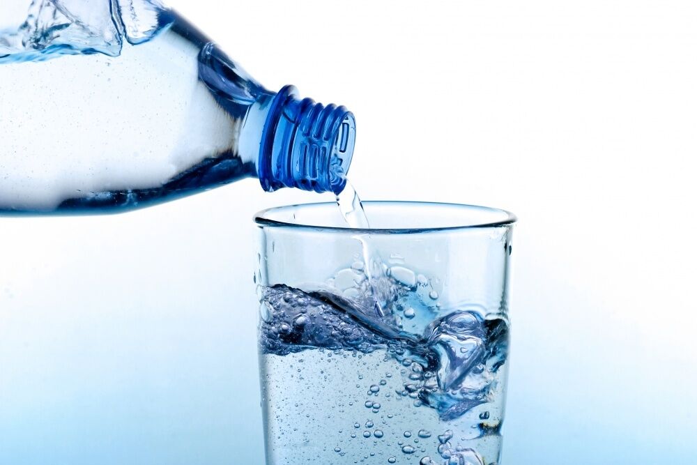 Що буде, якщо пити газовану воду щодня: три наслідки можуть неприємно здивувати