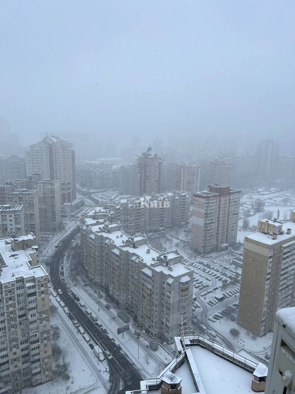 У Київ прийшла справжня зима: дороги засипало снігом, водіїв попередили про ожеледицю. Фото і відео
