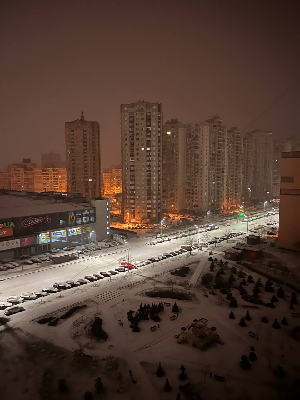 В Киев пришла настоящая зима: дороги засыпало снегом, водителей предупредили о гололедице. Фото и видео
