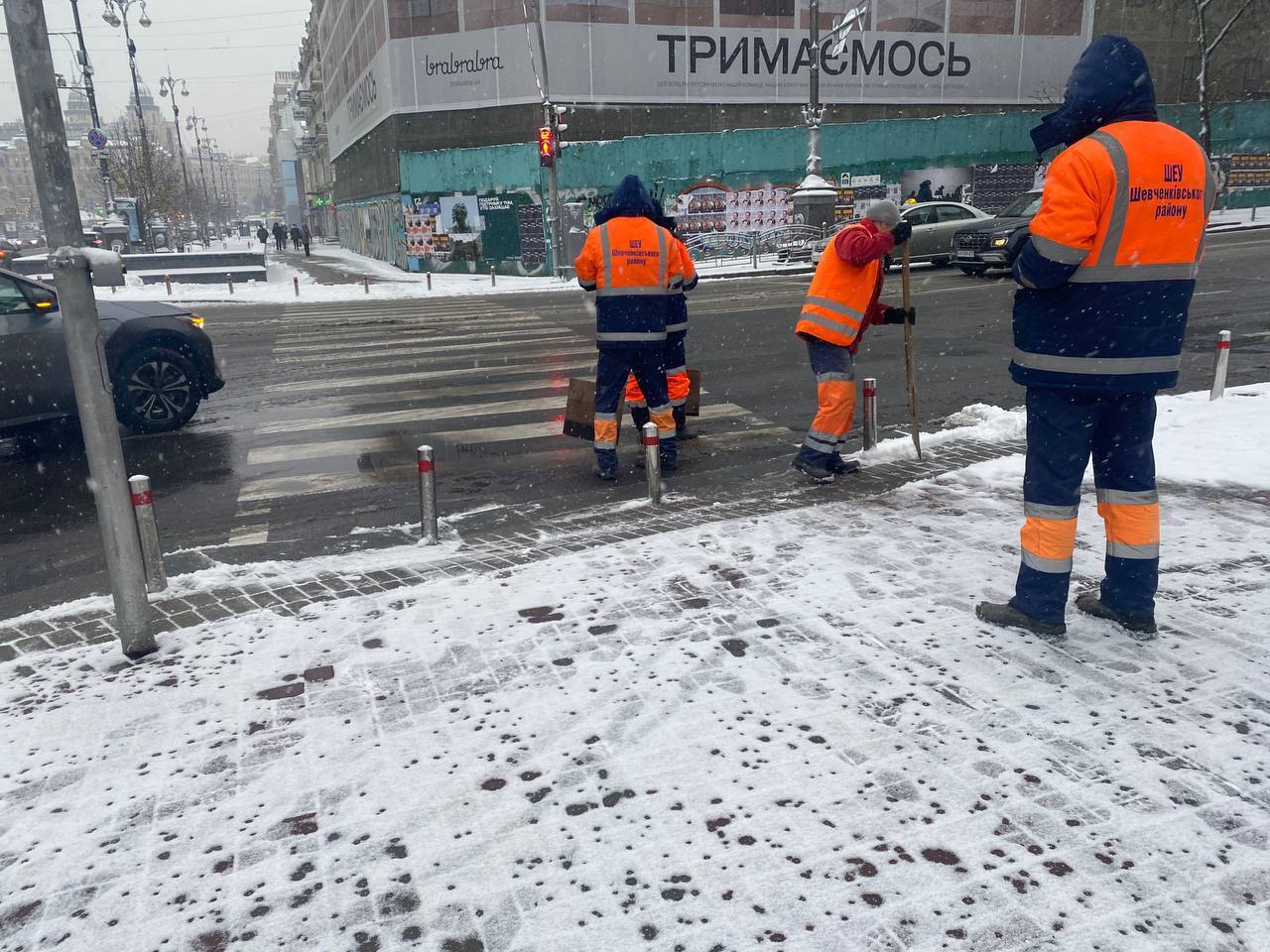 У Києві снігопад спровокував великі затори: зранку в столиці сталось 13 ДТП. Фото і відео